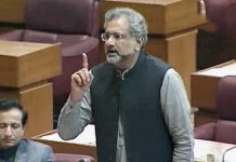 Shaihid Khaqan Abbasi threatens NA speaker to hit him with his shoe