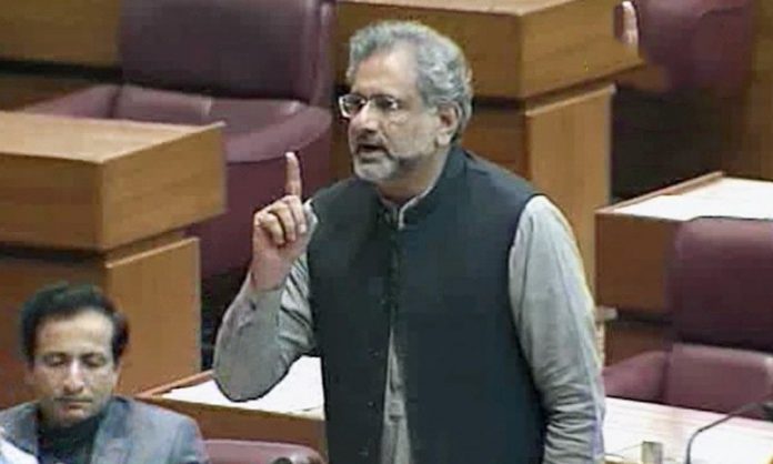 Shaihid Khaqan Abbasi threatens NA speaker to hit him with his shoe